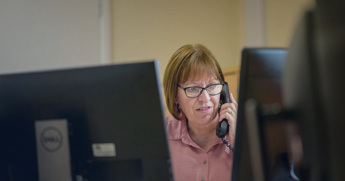 Aydınlatma Ürünlerinde İade ve Memnuniyet: 2026'da Başarının Anahtarı - customer service representative on a headset smiling while typing on a keyboard