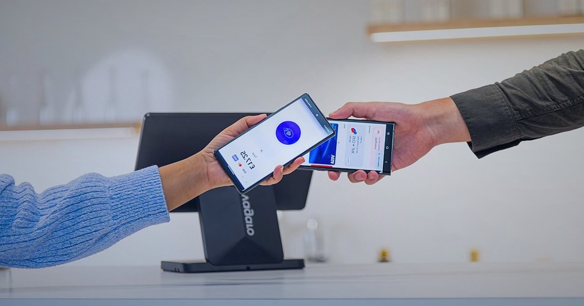 Aydınlatma Ürünlerinde İade ve Memnuniyet: 2026'da Başarının Anahtarı - hands exchanging a new lamp for a returned one at a service desk
