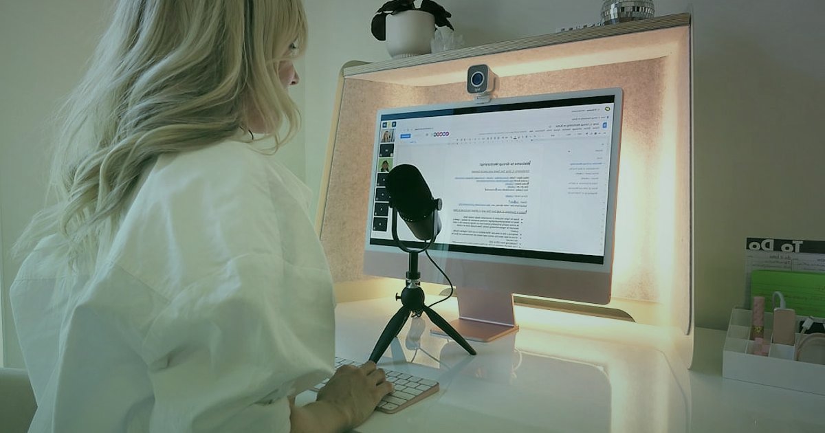 Aydınlatma Ürünlerinde İade ve Memnuniyet: 2026'da Başarının Anahtarı - customer service agent discussing lighting options with a client over video call