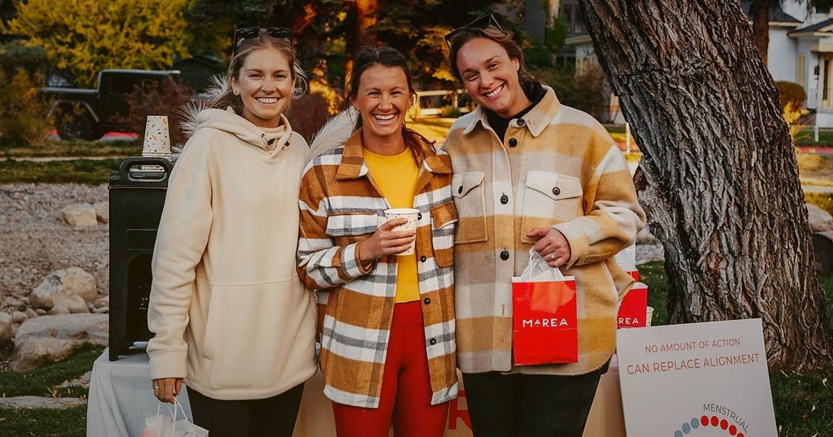 Aydınlatma Ürünlerinde İade ve Memnuniyet: 2026'da Başarının Anahtarı - diverse group of happy customers holding shopping bags with light fixtures