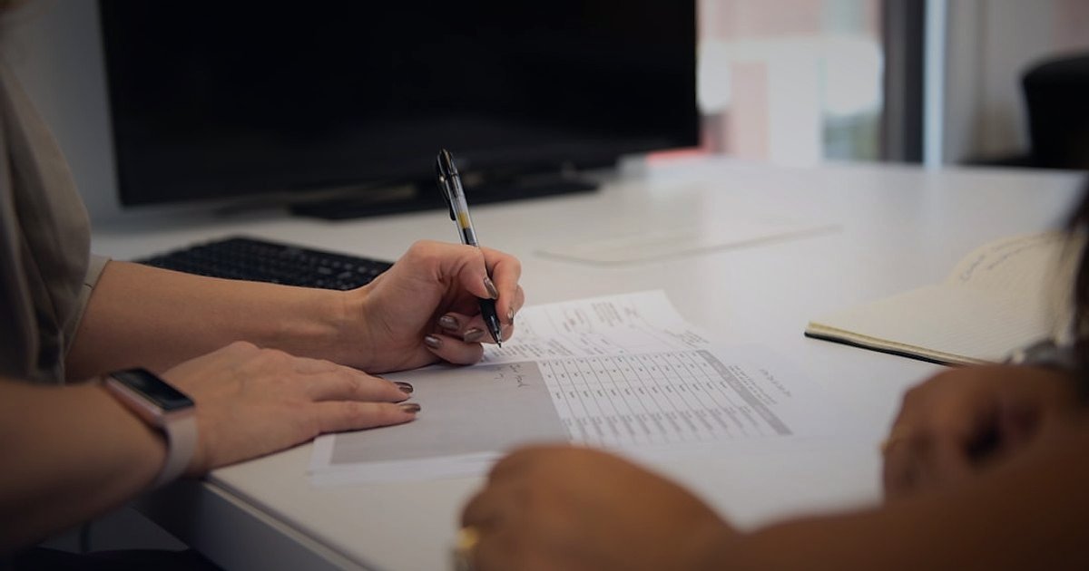 Aydınlatma Ürünlerinde İade ve Memnuniyet: 2026'da Başarının Anahtarı - hands reviewing supplier return policy documents on a desk
