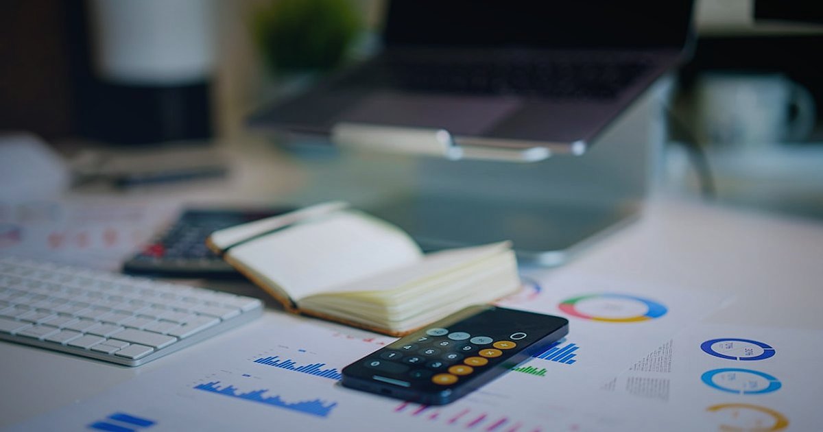 Bahçe Aydınlatma Fiyatlandırma Rehberi 2026: Kâr Marjınızı Maksimize Edin - Calculator and charts showing profit margins on a desk