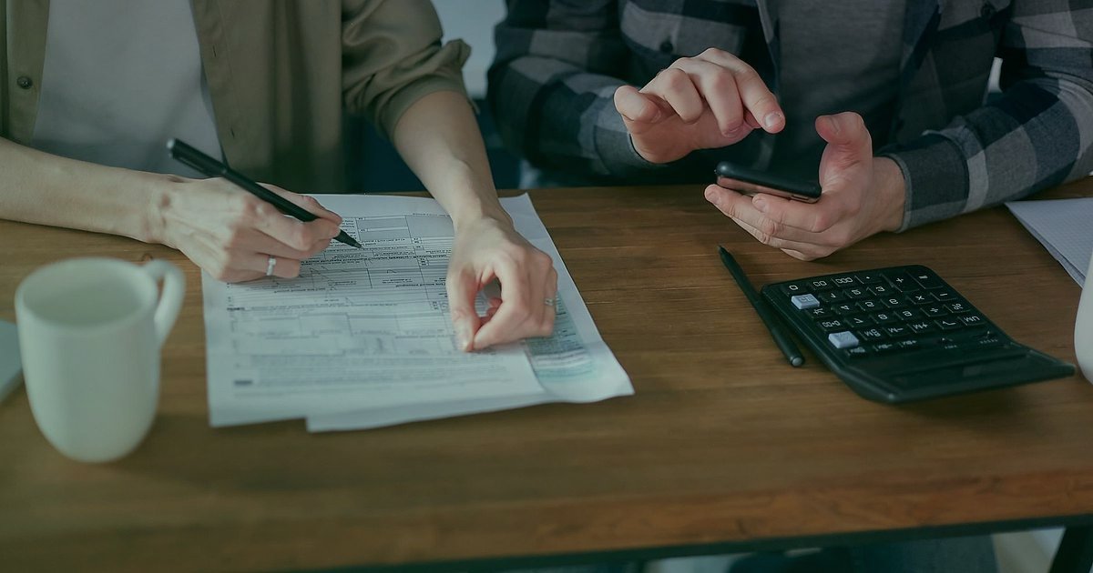 Bahçe Aydınlatma Fiyatlandırma Rehberi 2026: Kâr Marjınızı Maksimize Edin - Turkish tax forms and calculator on a desk