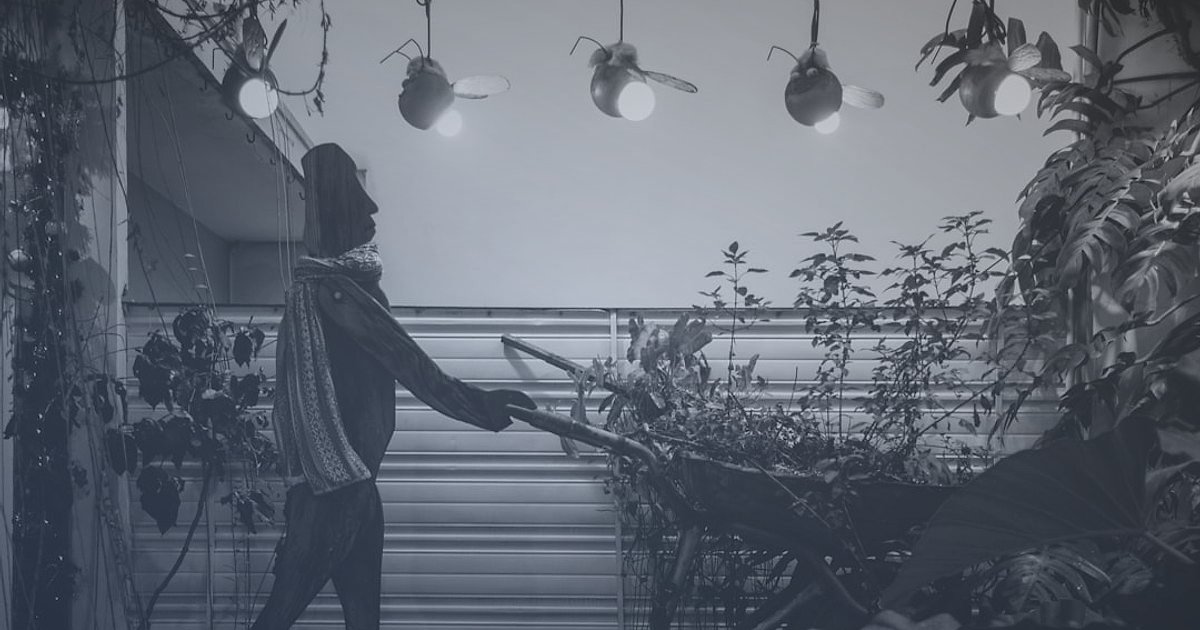 Bahçe Aydınlatma Fiyatlandırma Rehberi 2026: Kâr Marjınızı Maksimize Edin - A person arranging plants and lights in a garden