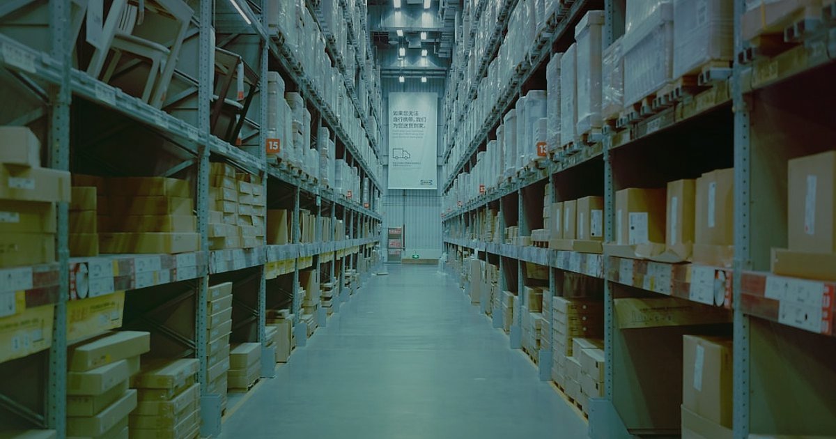 Bahçe & Yapı Market Ürünleri Online Satış 2026: Kârınızı Maksimize Edin! - Warehouse shelves stacked with various gardening and hardware products