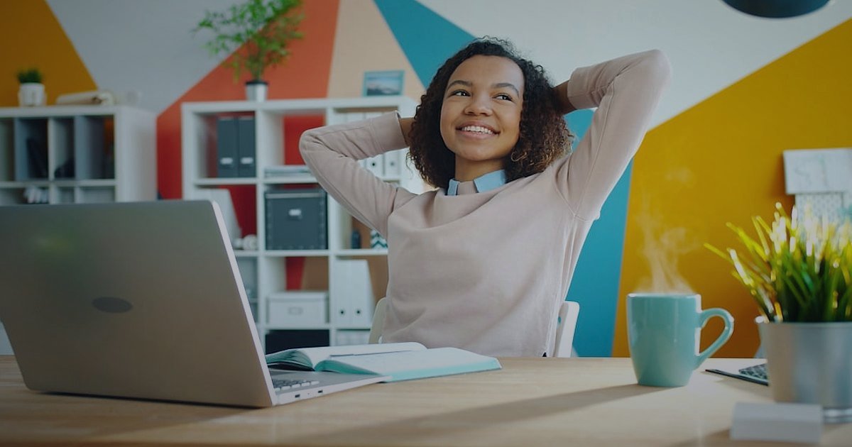 Bahçe & Yapı Market Ürünleri Online Satış 2026: Kârınızı Maksimize Edin! - Customer support representative smiling while talking on a headset in an office setting