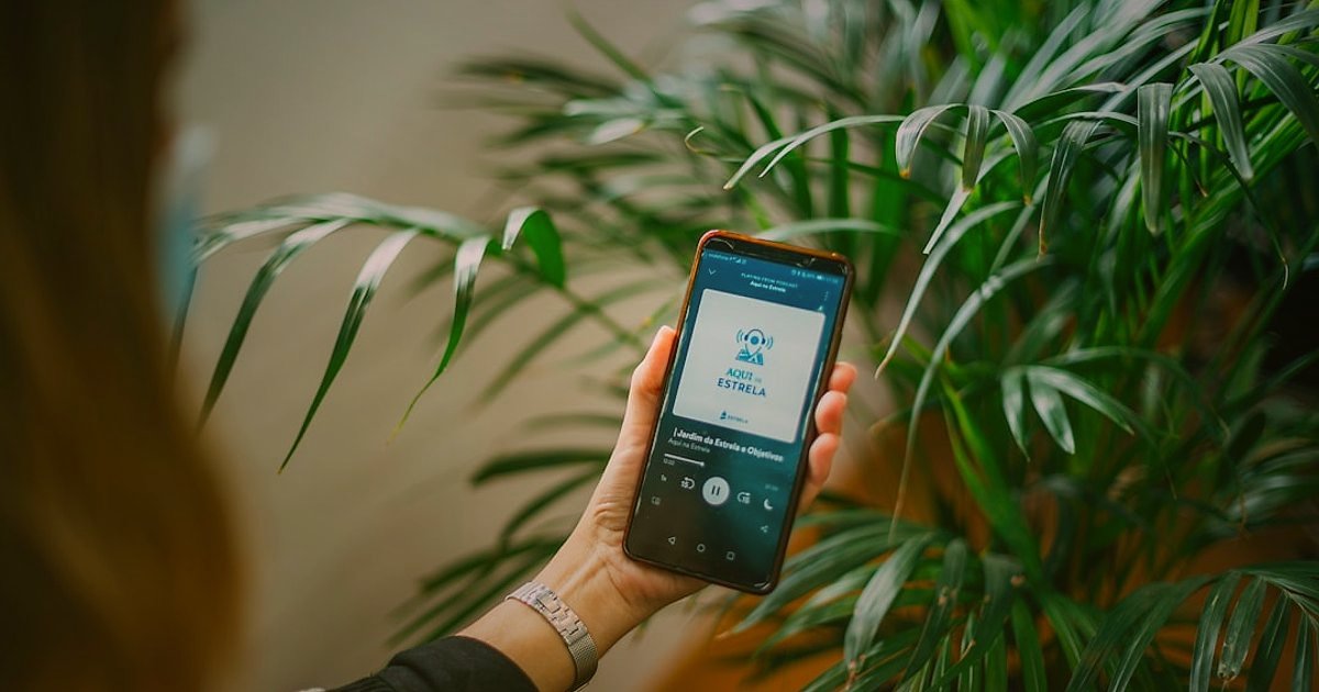 Bahçe & Yapı Market Ürünleri Online Satış 2026: Kârınızı Maksimize Edin! - Futuristic smart home interface displaying garden automation controls