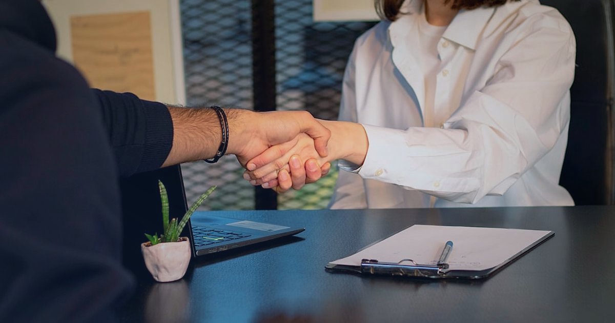 Bayi Cüzdanı ve Bakiye Yönetimi 2026: Kârınızı Maksimize Edin - handshake between two business people over a table