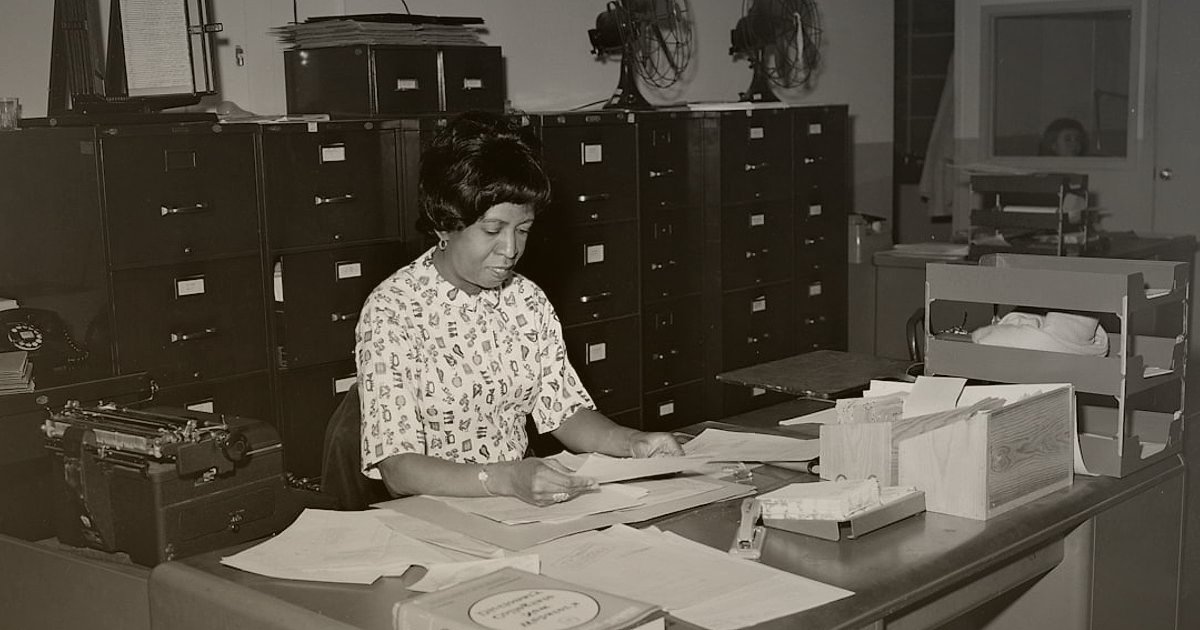 Bayi İçin Şahıs Şirketi: 2026'da Kurulum Rehberi ve Avantajları - government office clerk reviewing application forms