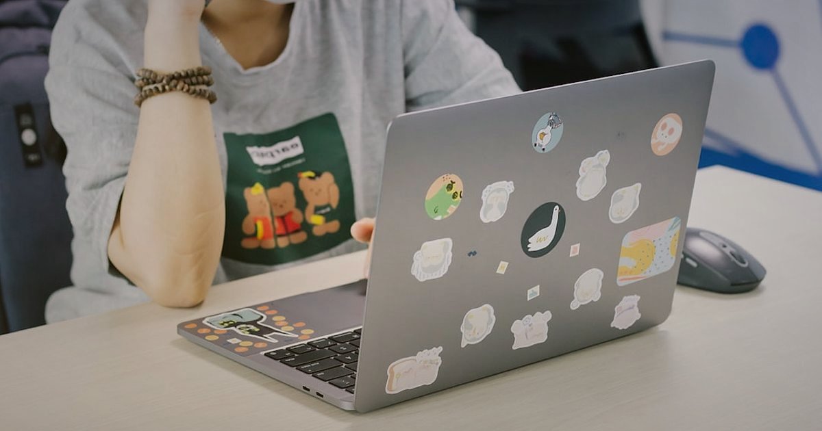 Bayi İçin Şahıs Şirketi: 2026'da Kurulum Rehberi ve Avantajları - person using laptop with multiple marketplace icons