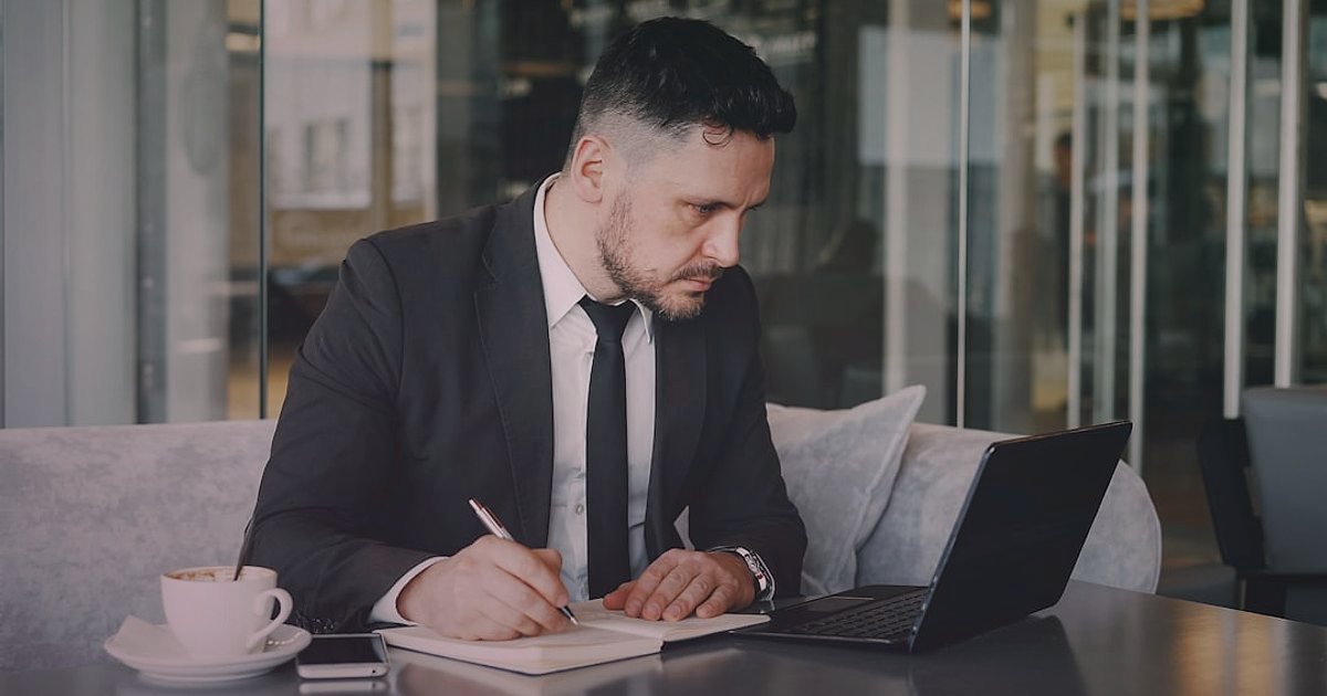 Bayi İletişiminde Yapılan Hatalar: 2026'da Müşteri Kaybetmeyin! - person writing feedback on notepad in office