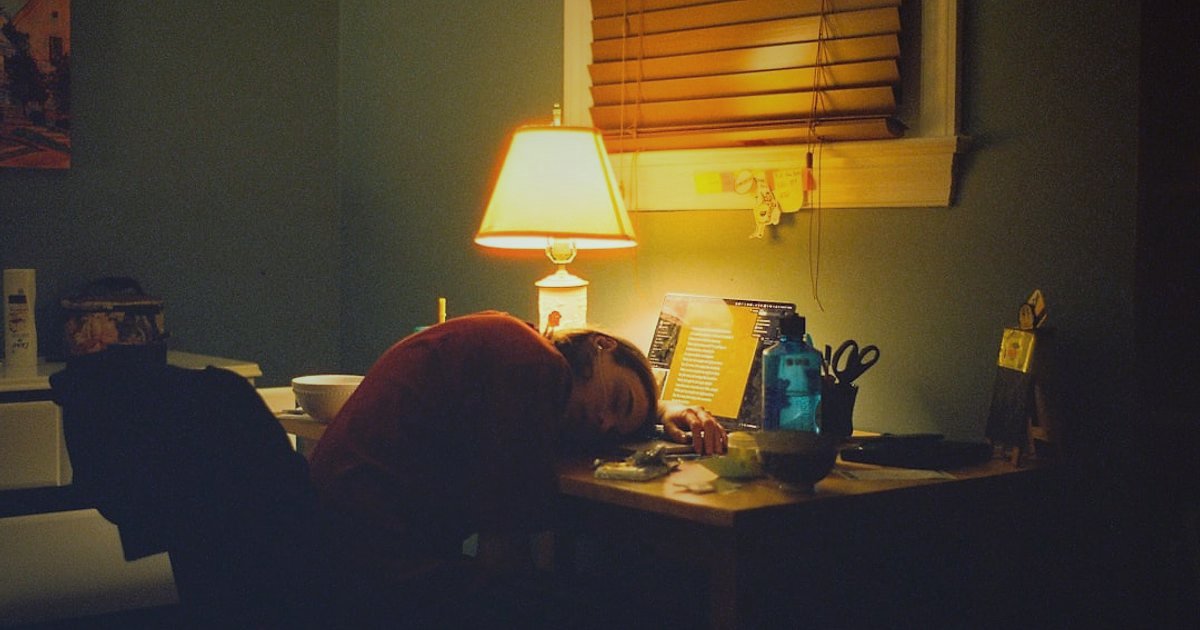 Bayi İletişiminde Yapılan Hatalar: 2026'da Müşteri Kaybetmeyin! - person hiding documents under desk