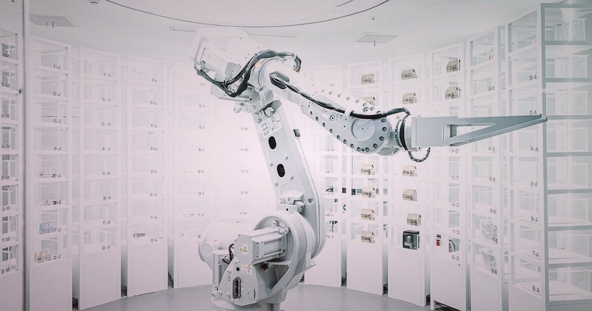 Bayi İletişiminde Yapılan Hatalar: 2026'da Müşteri Kaybetmeyin! - robot arm assembling electronic components