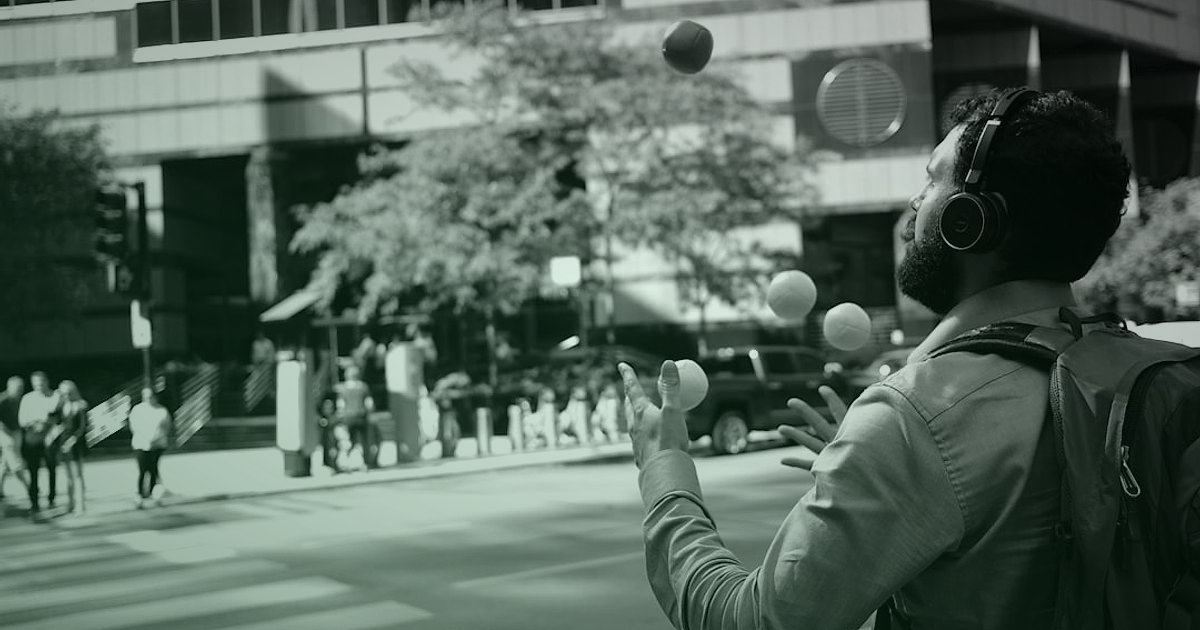 Bayi İletişiminde Yapılan Hatalar: 2026'da Müşteri Kaybetmeyin! - person juggling multiple balls in the air