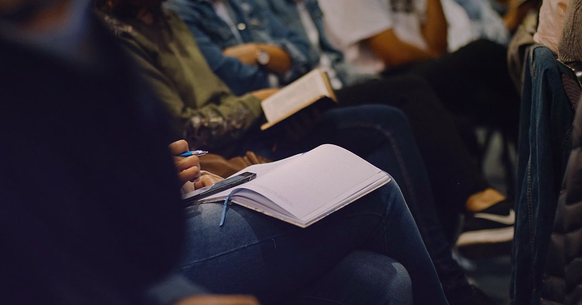 Bayi İletişiminde Yapılan Hatalar: 2026'da Müşteri Kaybetmeyin! - group of people attending a training seminar