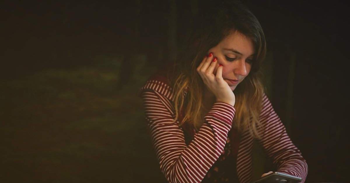 Bayi İletişiminde Yapılan Hatalar: 2026'da Müşteri Kaybetmeyin! - person looking frustrated at unanswered phone calls