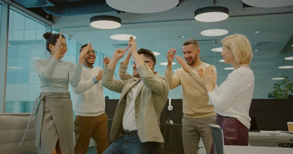 Bayi Kampanya ve İndirim Kurgusu: 2026'da Satışları Patlatma Rehberi - enthusiastic retail partners celebrating a successful sales target