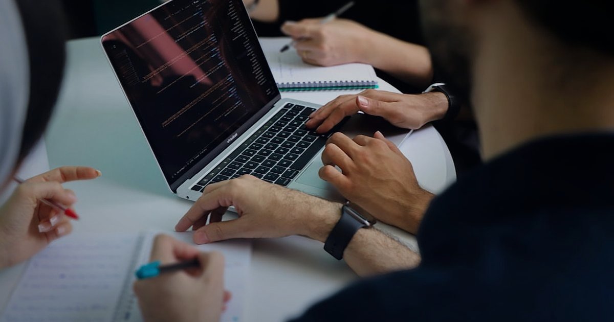 Bayi Kampanya ve İndirim Kurgusu: 2026'da Satışları Patlatma Rehberi - diverse group of business people analyzing sales charts on screen