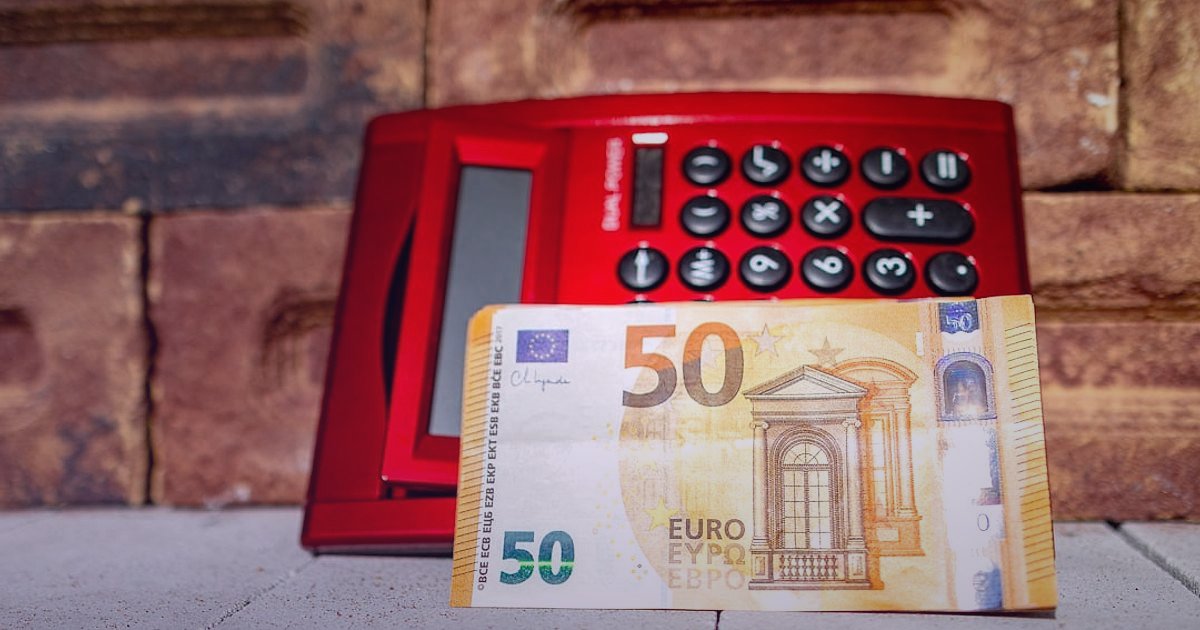 Bayi Kampanya ve İndirim Kurgusu: 2026'da Satışları Patlatma Rehberi - close up of a calculator and a stack of Turkish Lira banknotes