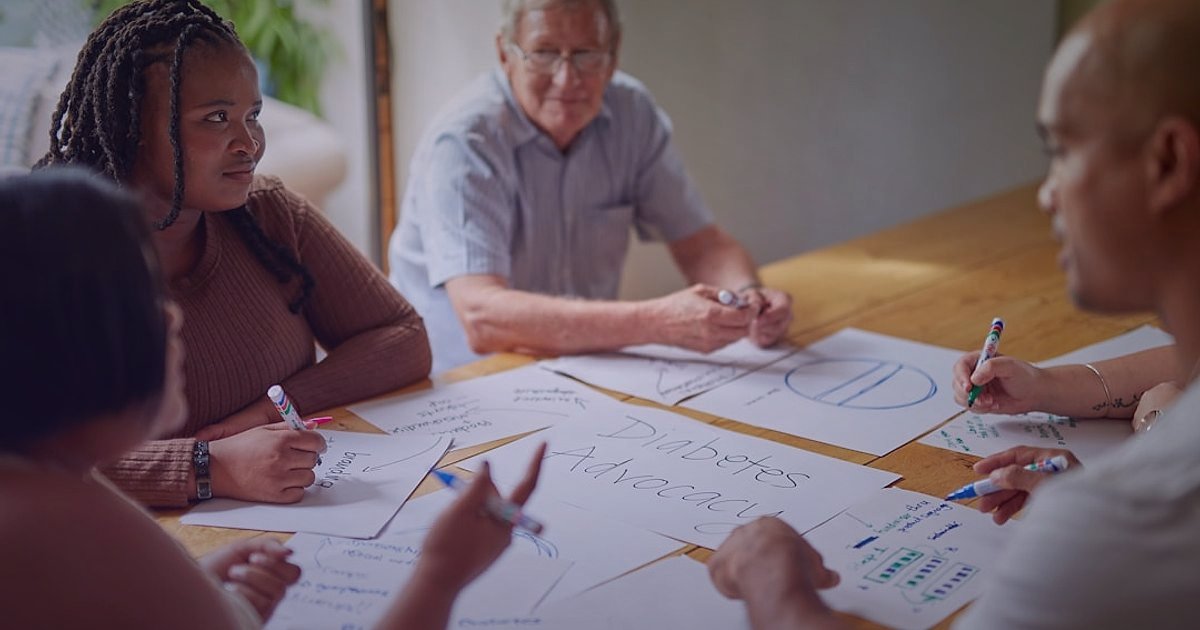 Bayi Olarak İlk Müşterinizi Bulma Rehberi 2026: Adım Adım Başarı - diverse group people discussing market research data