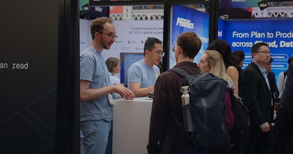Bayi Olarak İlk Müşterinizi Bulma Rehberi 2026: Adım Adım Başarı - professionals shaking hands at a business conference event