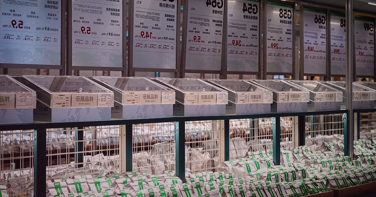 Bayi Olarak İlk Müşterinizi Bulma Rehberi 2026: Adım Adım Başarı - price tags and discount flyers on a retail display
