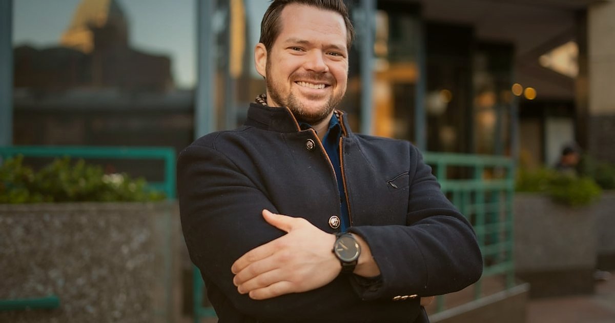 Bayi Olarak İlk Müşterinizi Bulma Rehberi 2026: Adım Adım Başarı - smiling customer service representative holding a headset