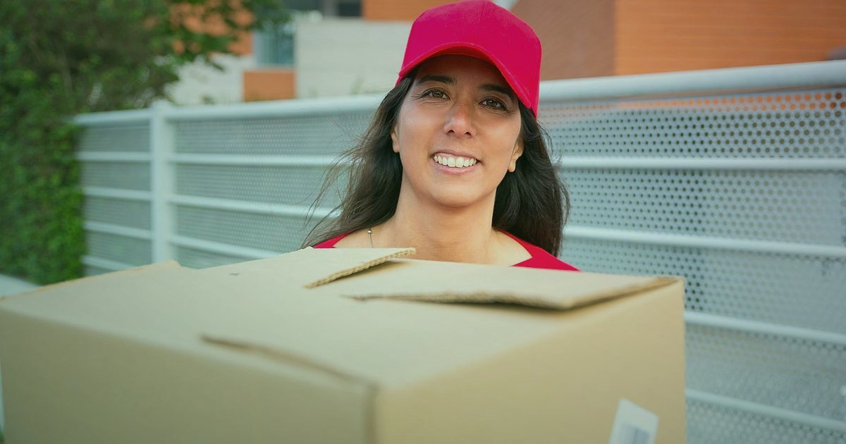 Bayi Panelinde Sipariş Takibi: 2026'da Adım Adım Kusursuz Yönetim Rehberi - frustrated customer looking at empty shipping box