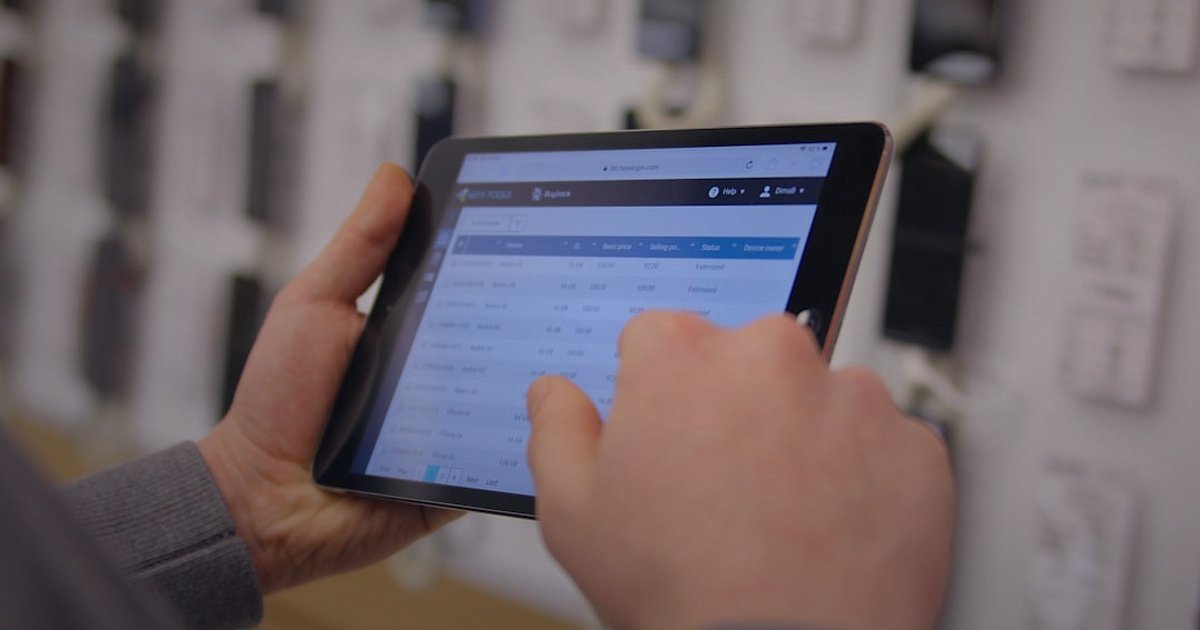 Bayi Panelinde Sipariş Takibi: 2026'da Adım Adım Kusursuz Yönetim Rehberi - hand pointing at dashboard on tablet screen with order list