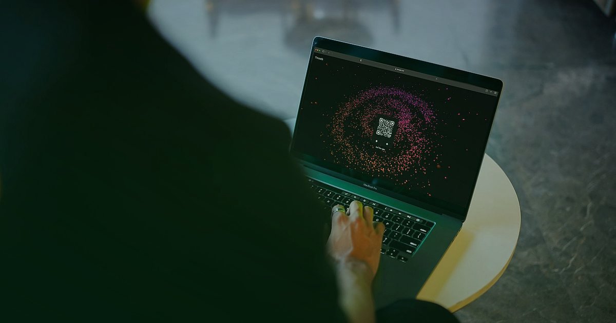 Bayi Panelinde Sipariş Takibi: 2026'da Adım Adım Kusursuz Yönetim Rehberi - person operating computer tracking package on world map interface