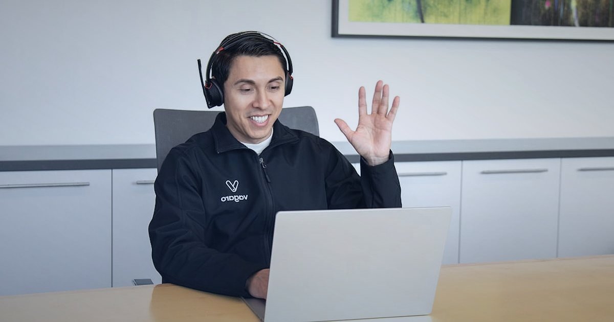 Bayi Panelinde Sipariş Takibi: 2026'da Adım Adım Kusursuz Yönetim Rehberi - customer service agent talking on headset with laptop open