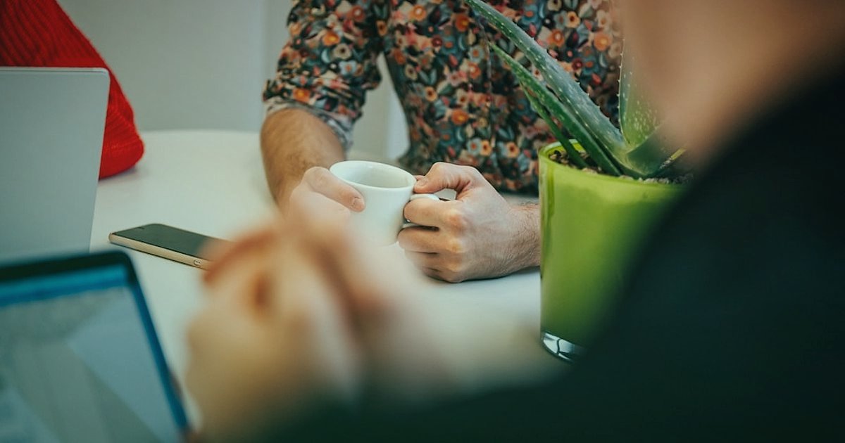 Bayi Panelinde Sipariş Takibi: 2026'da Adım Adım Kusursuz Yönetim Rehberi - two people having a friendly conversation over coffee in an office