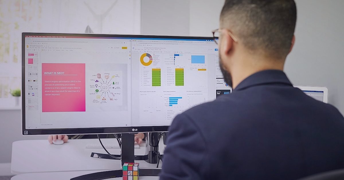 Bayi Panelinde Sipariş Takibi: 2026'da Adım Adım Kusursuz Yönetim Rehberi - data analyst looking at multiple screens with real-time logistics data