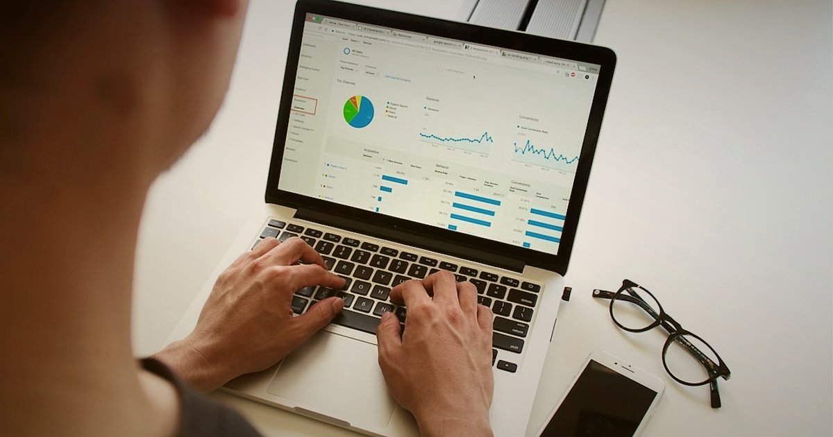 Bayi Performans Karnesi: 2026'da Başarıyı Ölçme ve Değerlendirme Rehberi - manager reviewing sales report dashboard interface