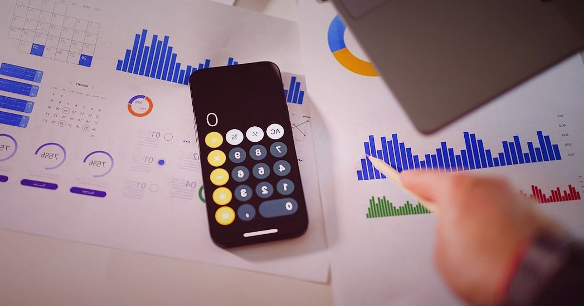 Bayi Performans Karnesi: 2026'da Başarıyı Ölçme ve Değerlendirme Rehberi - close-up of financial calculator and stock market charts