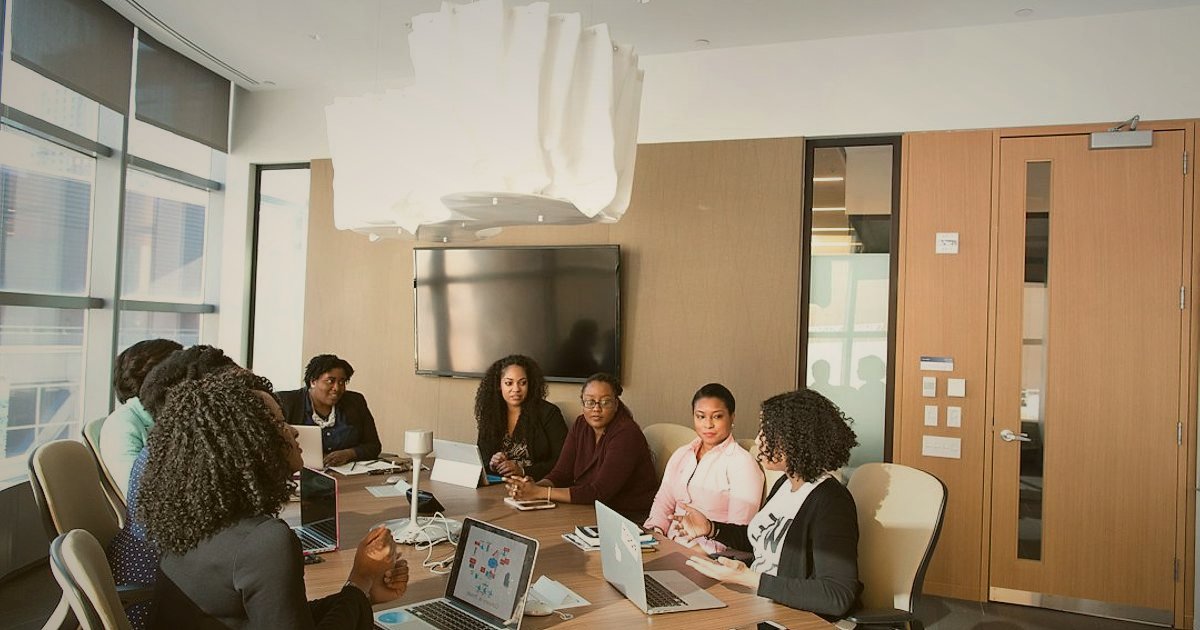 Bayi Performans Karnesi: 2026'da Başarıyı Ölçme ve Değerlendirme Rehberi - diverse team collaborating around a table with charts