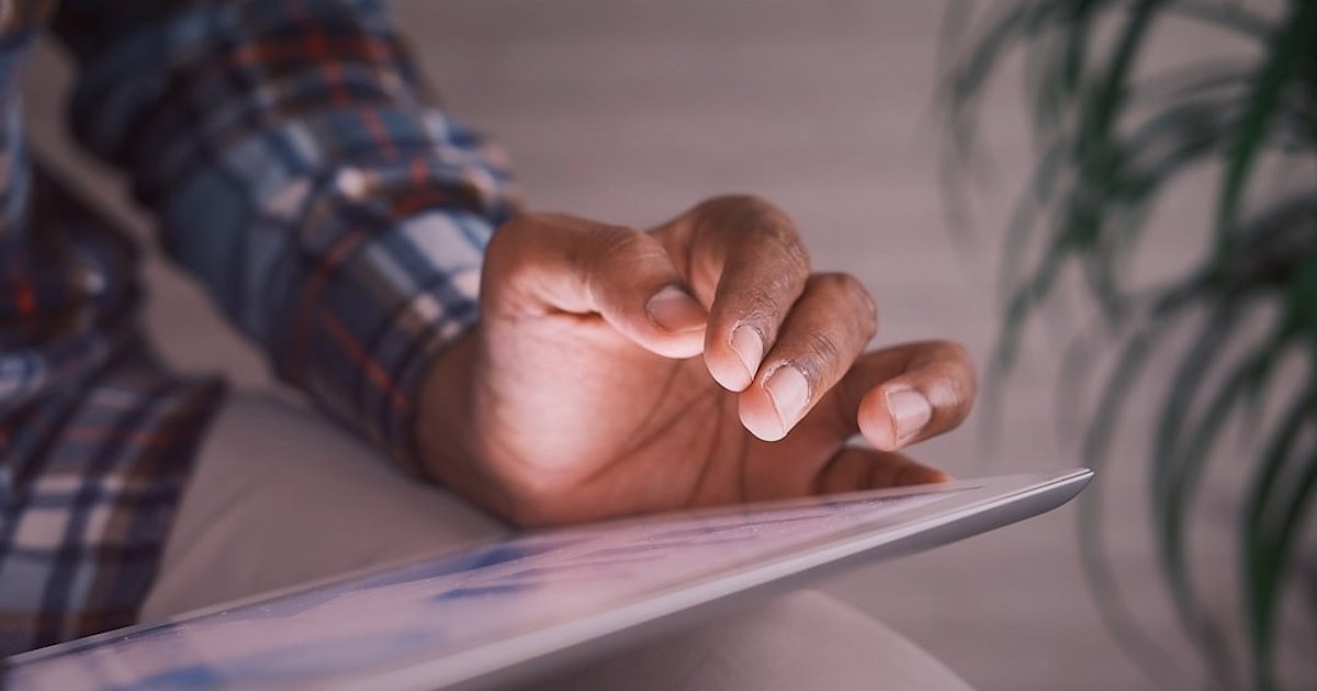 Bayi Performans Karnesi: 2026'da Başarıyı Ölçme ve Değerlendirme Rehberi - person filling out a form on a digital tablet