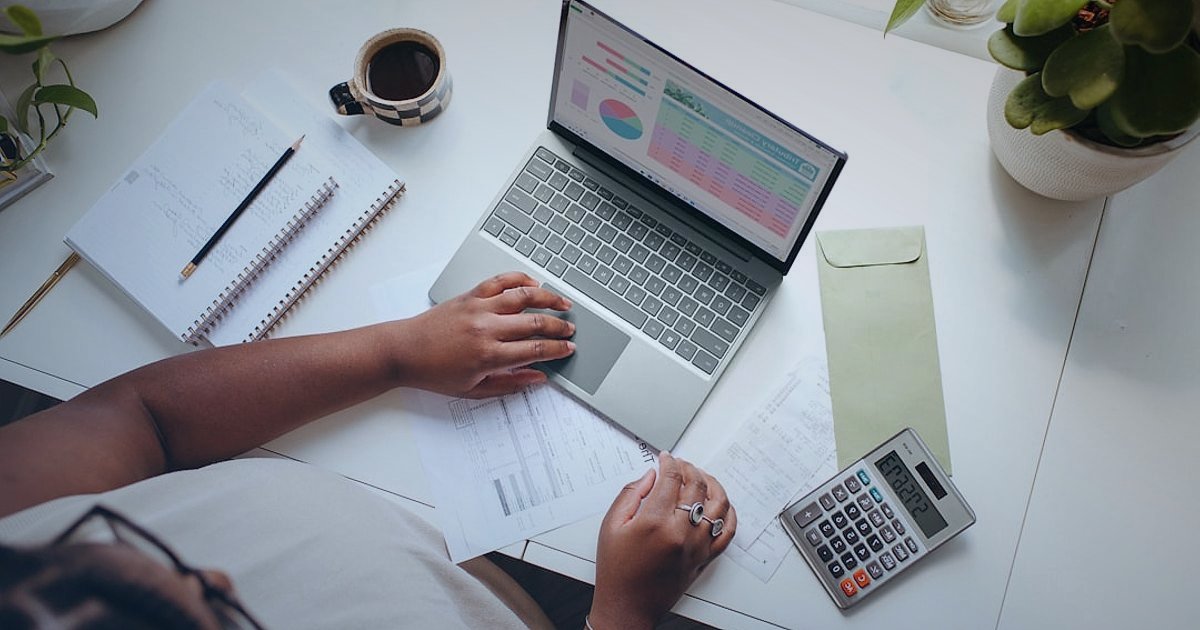 Bayi Satış Fiyatı Belirleme: 2026'da Karlı Bir Fiyatlandırma Rehberi - person calculating expenses receipt calculator desk