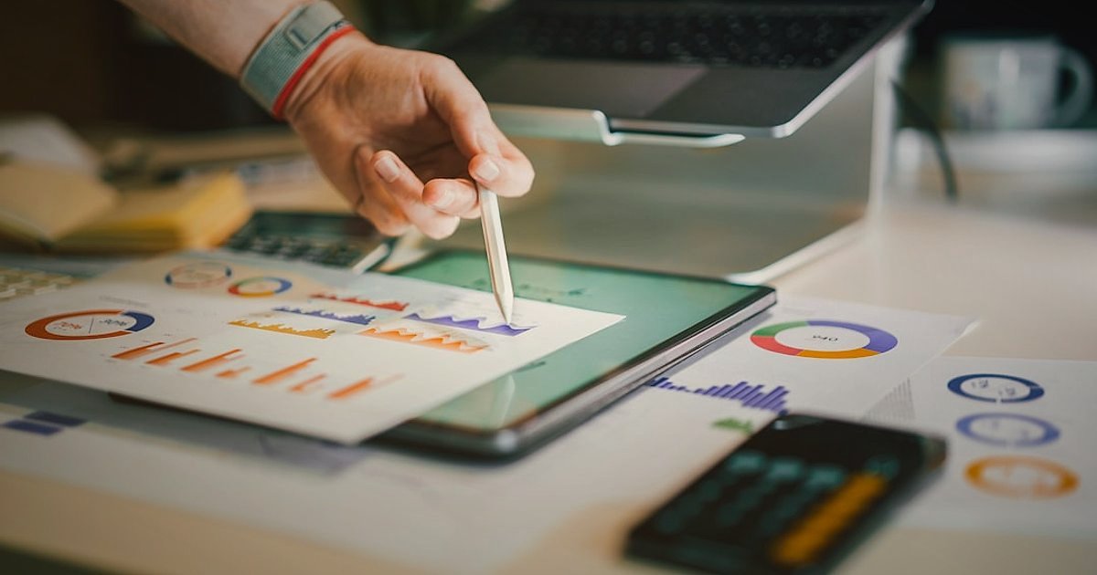 Bayi Satış Fiyatı Belirleme: 2026'da Karlı Bir Fiyatlandırma Rehberi - people analyzing market data charts office