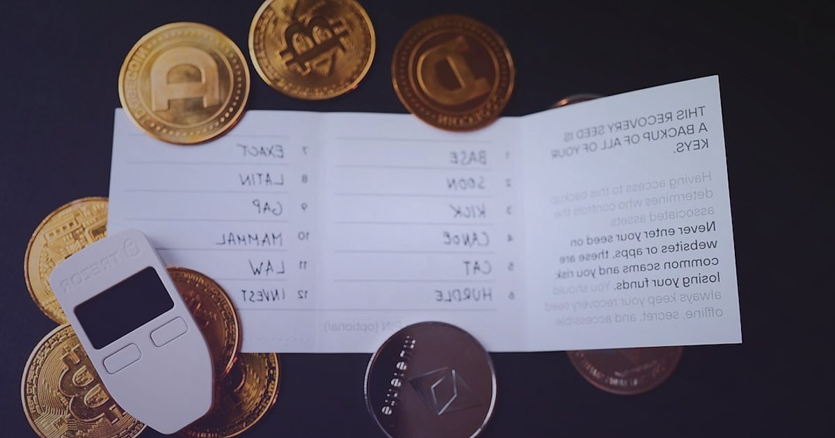 Bayi Satış Fiyatı Belirleme: 2026'da Karlı Bir Fiyatlandırma Rehberi - calculator with coins and currency symbols