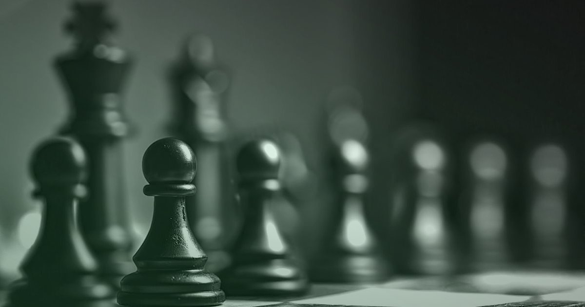 Bayi Satış Fiyatı Belirleme: 2026'da Karlı Bir Fiyatlandırma Rehberi - strategy board with chess pieces and charts