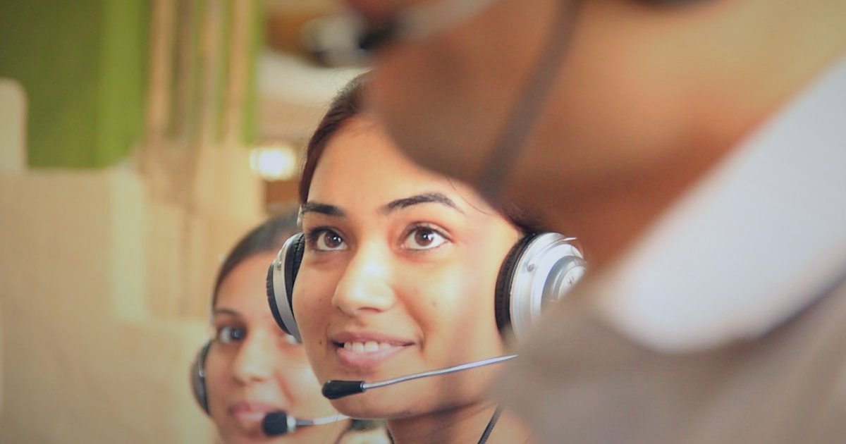 Bayi Satış Fiyatı Belirleme: 2026'da Karlı Bir Fiyatlandırma Rehberi - customer service representative talking on headset