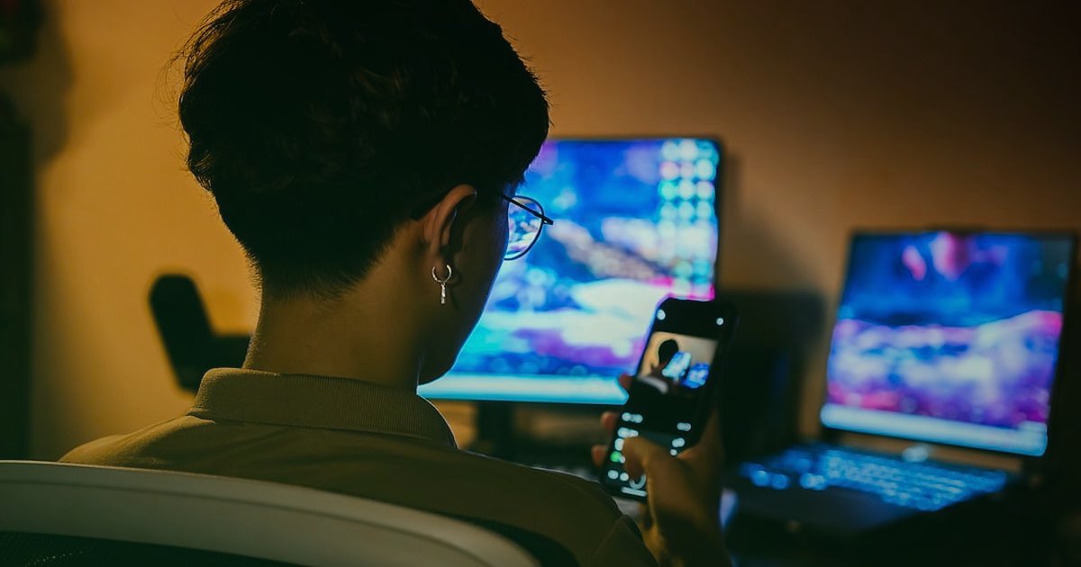 Bayilik Sözleşmesinde Dikkat Edilmesi Gerekenler 2026: Hukuki ve Ticari Güvence - financial analyst reviewing charts on multiple computer screens
