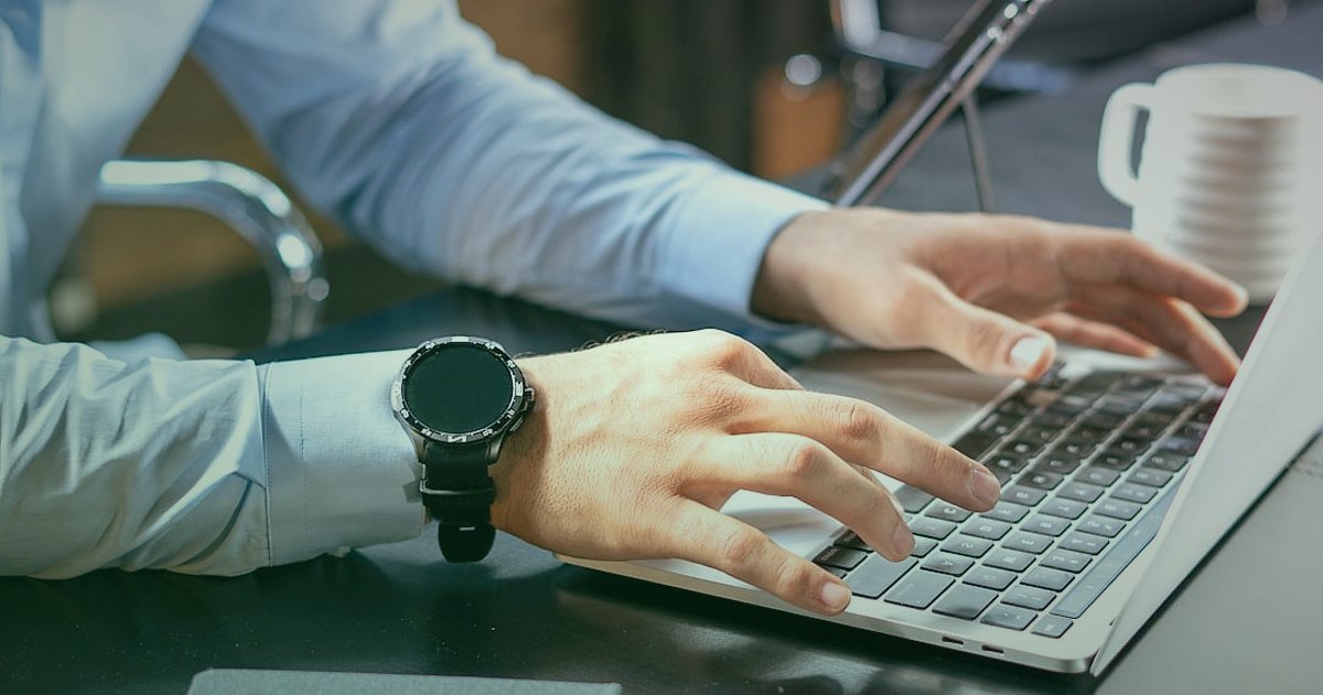 Bayilik Sözleşmesinde Dikkat Edilmesi Gerekenler 2026: Hukuki ve Ticari Güvence - person creating digital marketing campaign on laptop