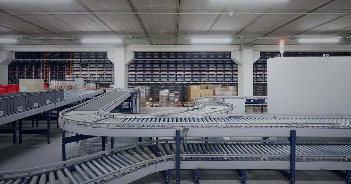 Bayilik Sözleşmesinde Dikkat Edilmesi Gerekenler 2026: Hukuki ve Ticari Güvence - automated warehouse conveyor belt with moving packages