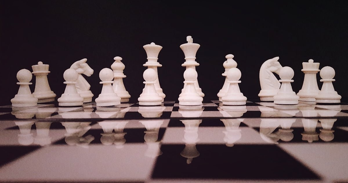Bayilik Sözleşmesinde Dikkat Edilmesi Gerekenler 2026: Hukuki ve Ticari Güvence - chessboard with black and white pieces in strategic formation