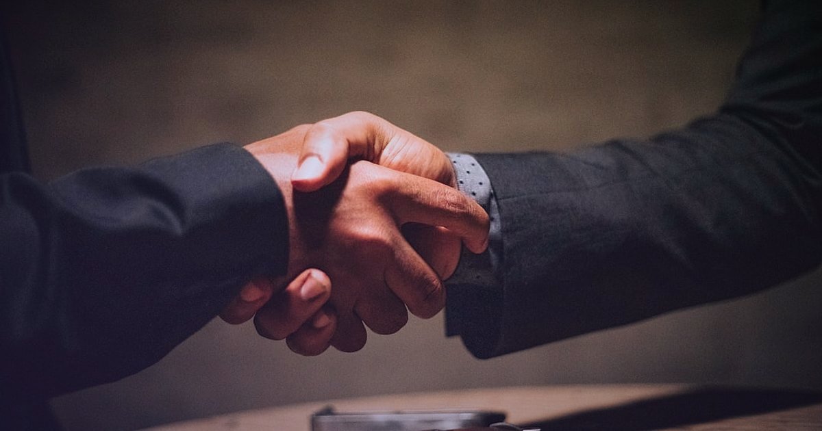 Bayilik ve Franchise Arasındaki Farklar: 2026'da Doğru İş Ortağını Seçin - business partners shaking hands over franchise agreement