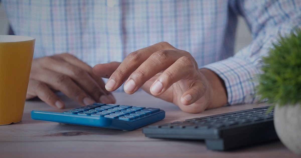 Bayilik ve Franchise Arasındaki Farklar: 2026'da Doğru İş Ortağını Seçin - person calculating profit on calculator