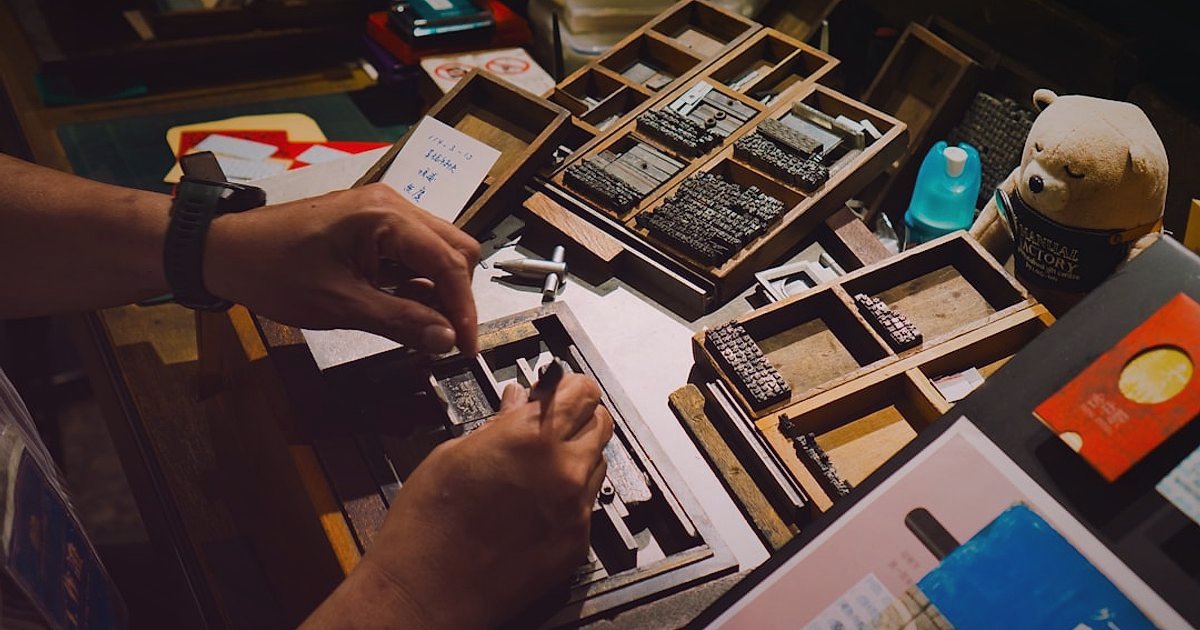 Bayilikte Stoksuz Çalışma: 2026'da Karlı Bir İş Modeli Nasıl Kurulur? - person carefully examining small product samples on a table