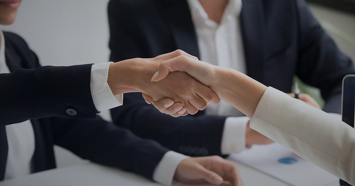 Bayilikte Stoksuz Çalışma: 2026'da Karlı Bir İş Modeli Nasıl Kurulur? - closeup of a handshake over a business contract document